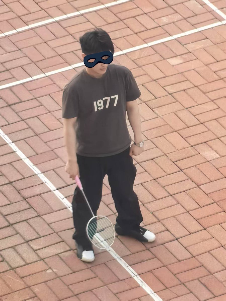 下午翘课去玩了帅哥的鞋子，没想到傍晚他就穿着去打羽毛球。给本来就有味道的鞋再加点味道吧😏