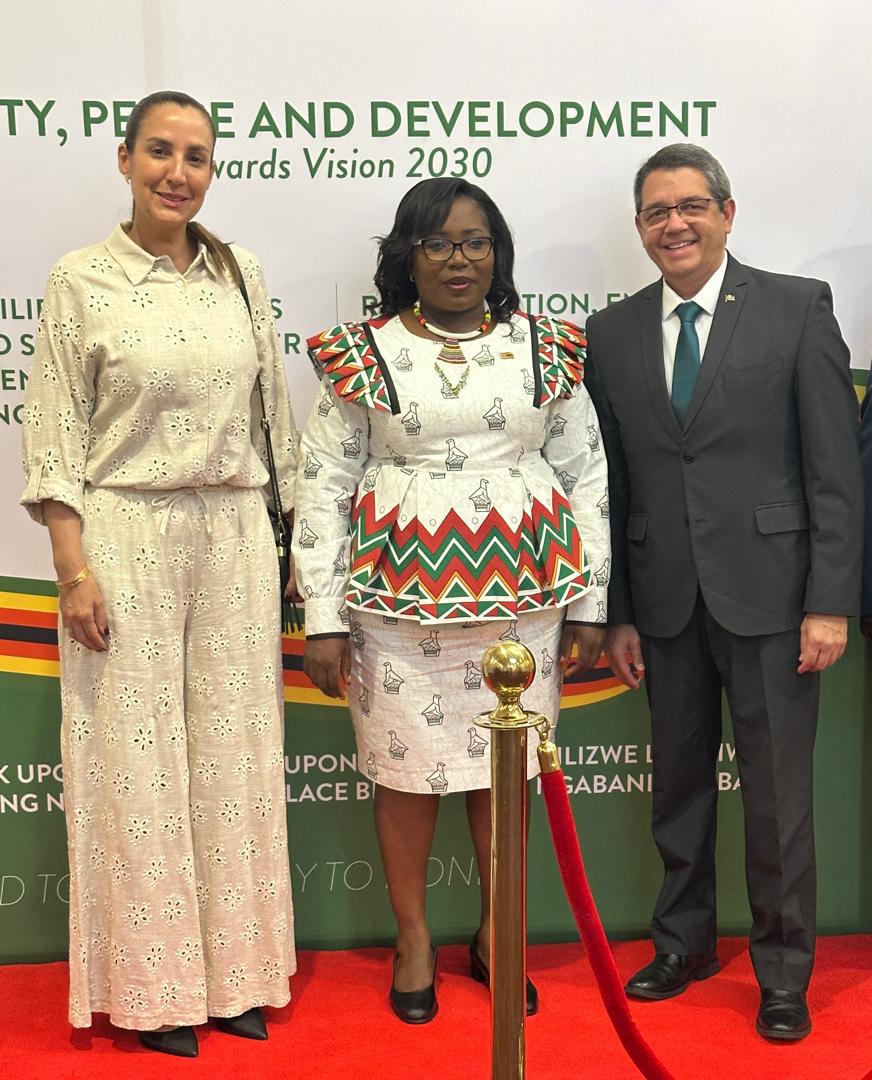 Celebrating the Independence Day of #Zimbabwe🇿🇼, #Cuba🇨🇺 and #Venezuela🇻🇪 united in the same cause against unilateral coercive sanctions <a href="/CubaMINREX/">Cancillería de Cuba</a>