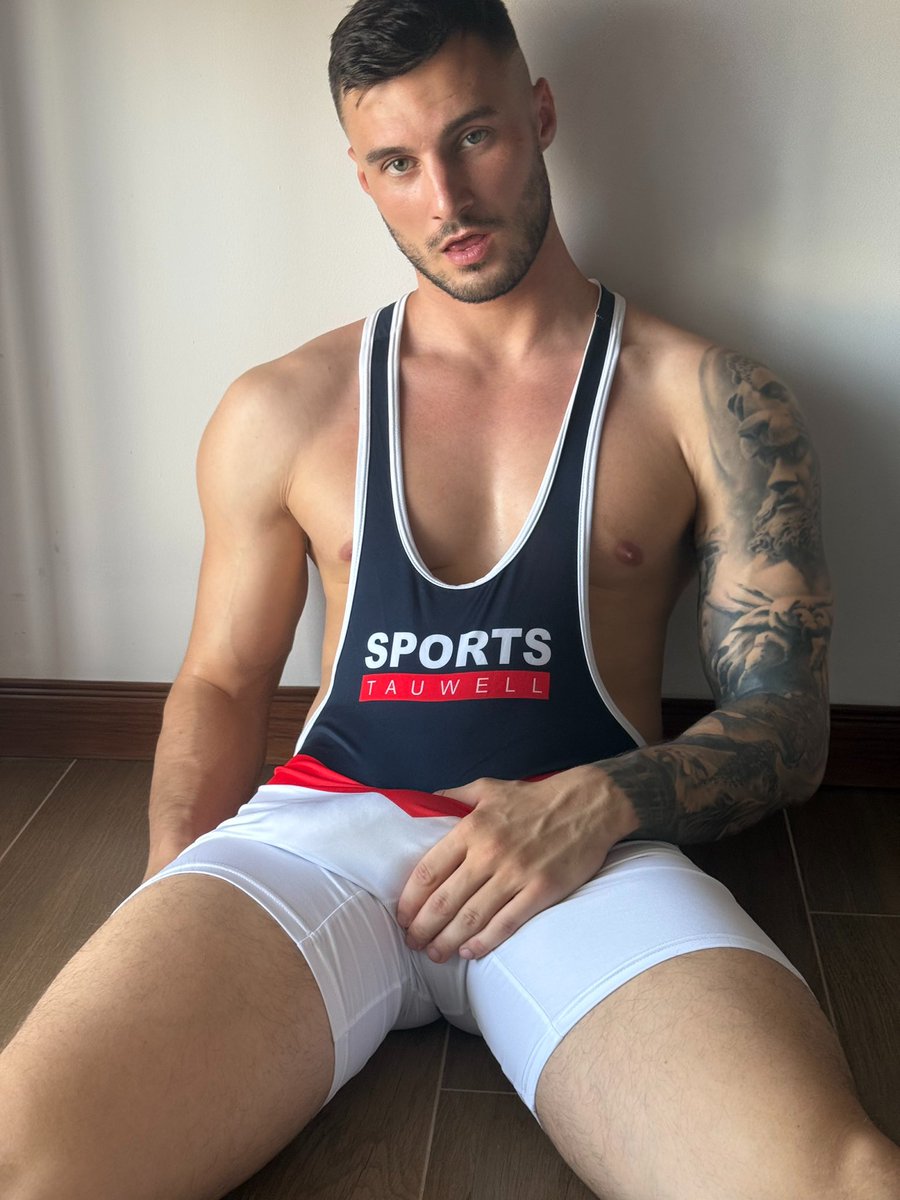 Wanna wrestle? 

Onlyfans.com/max_barz