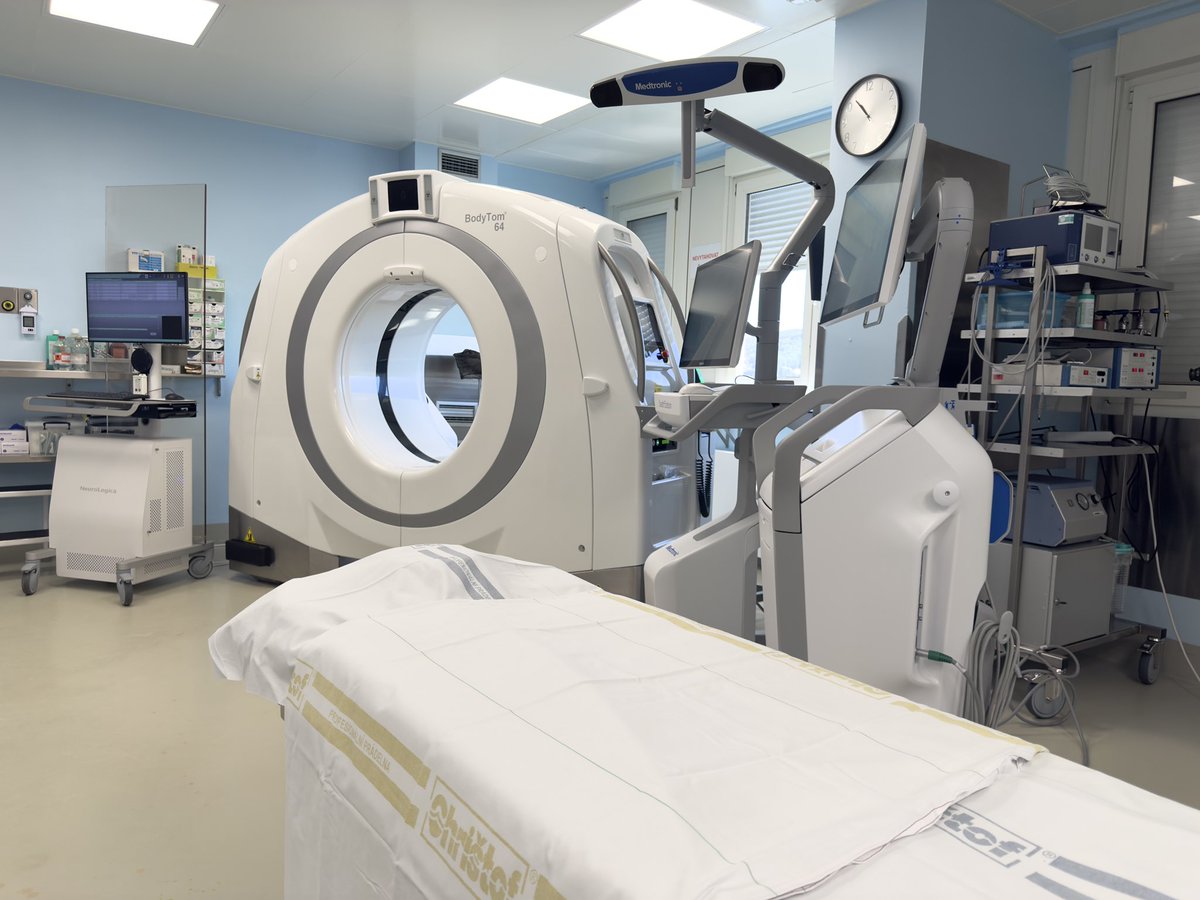 NemLiberec's tweet image. Na libereckém Neurocentru jsme začali používat špičkové mobilní CT, které zrychlí a zpřesní operace mozku a páteře. 
Tento typ je 1. v Evropě a teprve 17. na světě. CT BodyTom 64 v hodnotě téměř 42 mil.Kč. umožňuje zobrazení 2D i 3D a umožní i vyšetření obézních pacientů.
