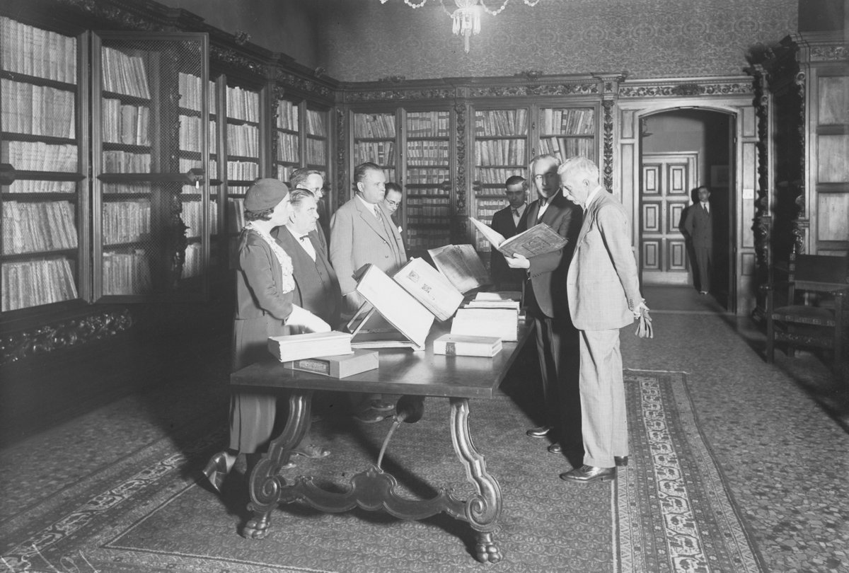 #SomMemòria 🧠 | Avui fa 50 anys va morir l’arxiver i historiador Agustí Duran i Sanpere (1887-1975), referent de l’arxivística al nostre país 🗃️

📷 En la imatge, visita del president Macià durant l'etapa com director de l’Arxiu municipal de Barcelona 👉 gen.cat/44KY868
