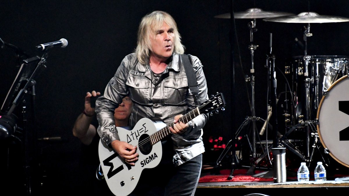 RollingStone's tweet photo. Alarm Frontman Mike Peters Dead at 66

The Welsh New Wave band scored big hits in the Eighties with "Sixty Eight Guns," Strength," and "Rain in the Summertime."

🔗 https://t.co/NIyJ5GNu0t https://t.co/ivVYOYMKJo