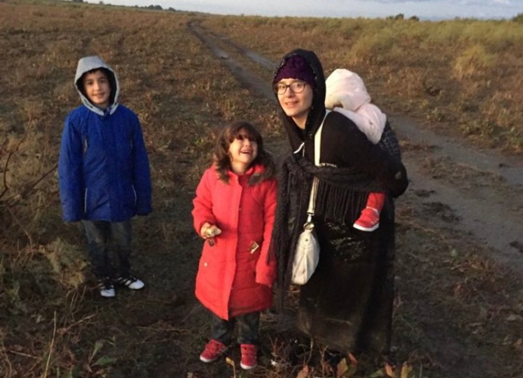 Esma Uludağ, KHK ile ihraç edilmişti; ne iş ne aş vardı, çaresiz yola düştü. Üç çocuğuyla geldiği Yunanistan'da, ülkesinde yaşatılanları kalbi daha fazla kaldıramadı ve 29 Nisan 2018’de hayata veda etti. Kader değil, cinayetti. Sahte darbeyle binlerce insan katleden AKP terör