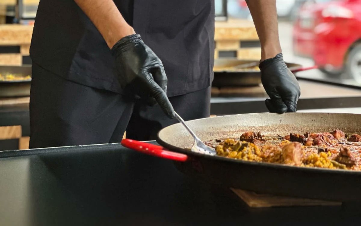 Startup Valencia (@startup_vlc) on Twitter photo 📲 Paellas en un clic: la startup que lleva la tradición valenciana a la puerta de casa
Tu Arrocero tiene como objetivo de simplificar la experiencia de disfrutar una paella, fusionando tradición y tecnología 🥘
Todos los detalles en <a href="/Economia_3/">Economía 3</a> 👀 📲 Paellas en un clic: la startup que lleva la tradición valenciana a la puerta de casa
Tu Arrocero tiene como objetivo de simplificar la experiencia de disfrutar una paella, fusionando tradición y tecnología 🥘
Todos los detalles en <a href="/Economia_3/">Economía 3</a> 👀