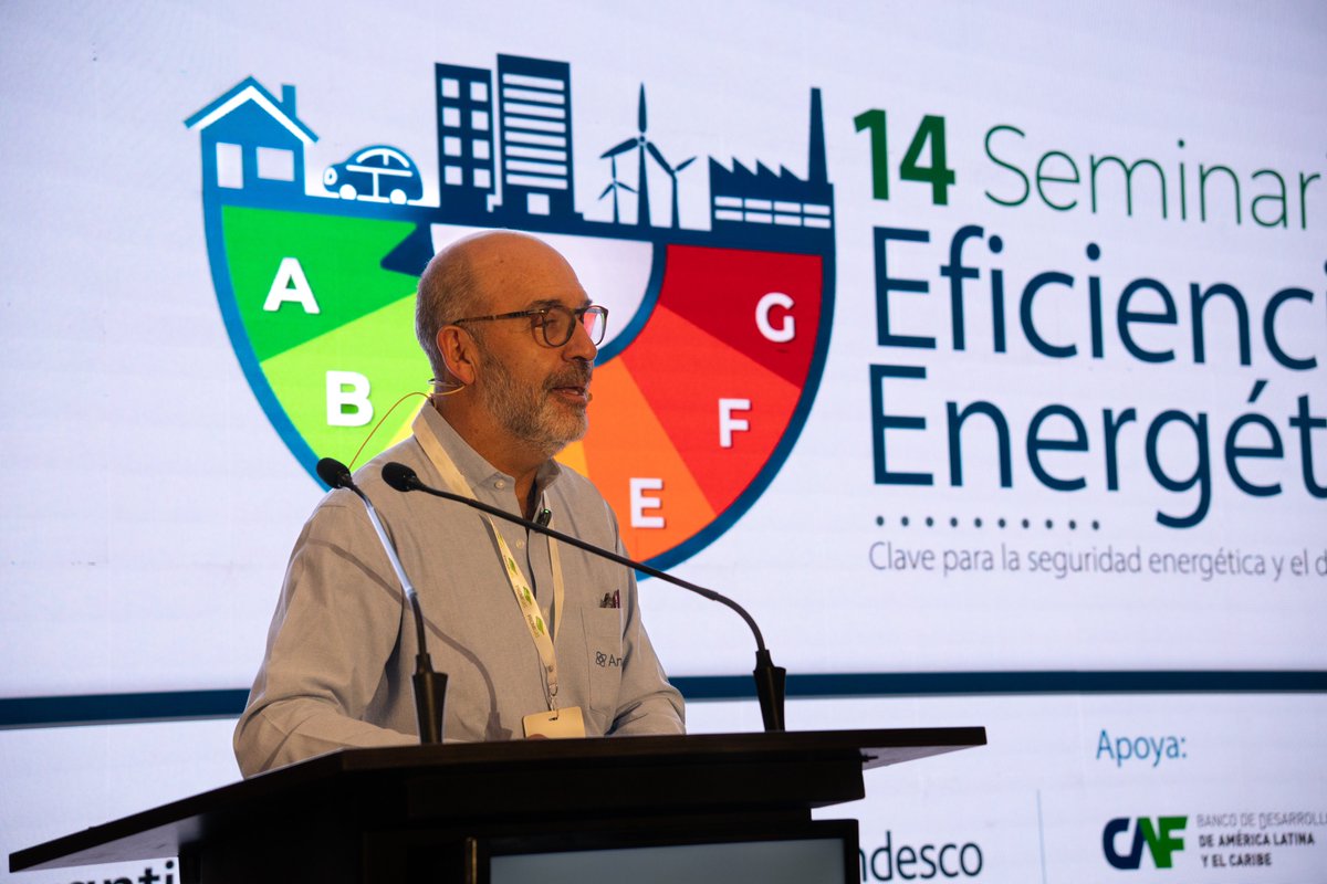 Andesco1's tweet photo. El presidente de Andesco y del @ConsejoGremial, @CamiloSanchezO, da inicio al 14.° Seminario de Eficiencia Energética - Clave para la seguridad energética y el desarrollo social.

"Desde Andesco y el CNG tenemos claro que los usuarios son nuestra razón de ser, por eso nos preocupa cuando se toman decisiones que se vuelven en contra de los que estamos defendiendo. Con los subsidios nos estaban diciendo que éramos alarmistas, pero se cumplió el primer apagón financiero cuando hace un mes y medio 40 mil colombianos se apagaron por 1.600 millones que en Puerto Carreño".

"Este Gobierno tiene el presupuesto más grande de la historia, pero hoy seguimos con $3.5 billones de deuda de subsidios a las empresas, 3.1 de energía y 400 mil de gas. Nos preocupa además que esto no solo afecta a las empresas privadas, sino también a las públicas. Este dinero ya lo entregó nuestras empresas, pero si el Gobierno no quiere pagar los subsidios, tenemos que decirle a las familias que a partir de ahí tendrán que pagar las facturas completas".