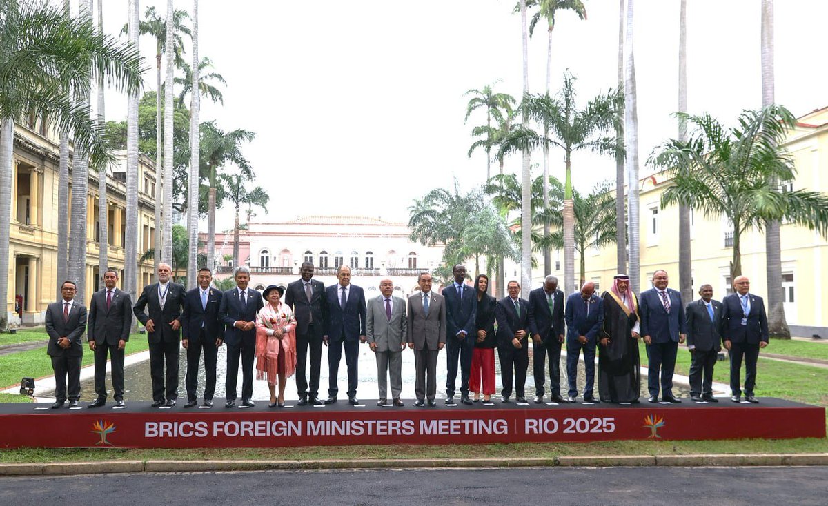 MFA Russia 🇷🇺 (@mfa_russia) on Twitter photo 📸 #FamilyPhoto
Russia’s Foreign Minister Sergey Lavrov takes part in family photo ceremony together with heads of delegations of the BRICS and partner countries
📍 Rio de Janeiro, April 29 📸 #FamilyPhoto
Russia’s Foreign Minister Sergey Lavrov takes part in family photo ceremony together with heads of delegations of the BRICS and partner countries
📍 Rio de Janeiro, April 29
