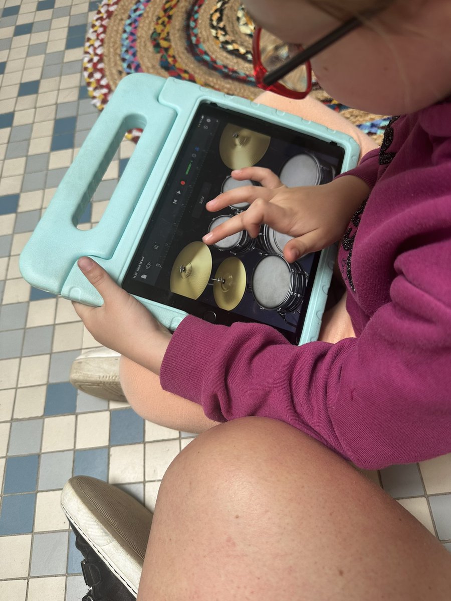 Petitegraine (@petitegraine255) on Twitter photo <a href="/ElodieCamo/">Camo Elodie</a> on bosse dur sur le podcast! On s’est inspiré de pedagogie.ac-nice.fr/dsden06/tice06…
On est même en train de faire nos jingles avec garage band 😇 <a href="/ElodieCamo/">Camo Elodie</a> on bosse dur sur le podcast! On s’est inspiré de pedagogie.ac-nice.fr/dsden06/tice06…
On est même en train de faire nos jingles avec garage band 😇