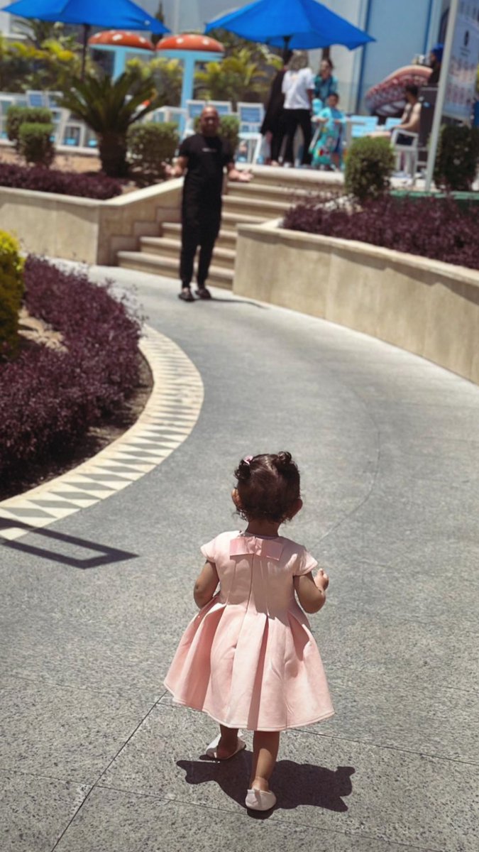 البِنتُ قرّةُ عَينِ أبيها و روحُ فُؤادِهِ
صديقتُه بلا شُبهة و حبيبتُه بلا غَيرَة
رفيقةُ العمُرِ حبيبةُ القلبِ سببُ الرّزقِ رغم ضعفِها أُمٌّ لأبيها رغم صغرها
سَبيلُهُ إلى الجنَّةِ بإذنِ ربِّها🎀.