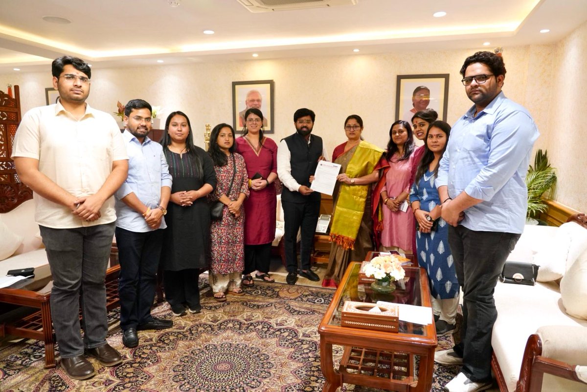 अभाविप के प्रतिनिधिमंडल ने राष्ट्रीय महामंत्री <a href="/DrVirendraSS/">Dr. Virendra Singh Solanki</a> के नेतृत्व में मार्च माह में संपन्न हुए छात्रा संसद के निष्कर्षों के आधार पर महिला सुरक्षा, शिक्षा, स्वास्थ्य, आत्मरक्षा और सशक्तिकरण से जुड़ी नीतिगत मांगों के संदर्भ में केंद्रीय महिला एवं बाल विकास मंत्री श्रीमती