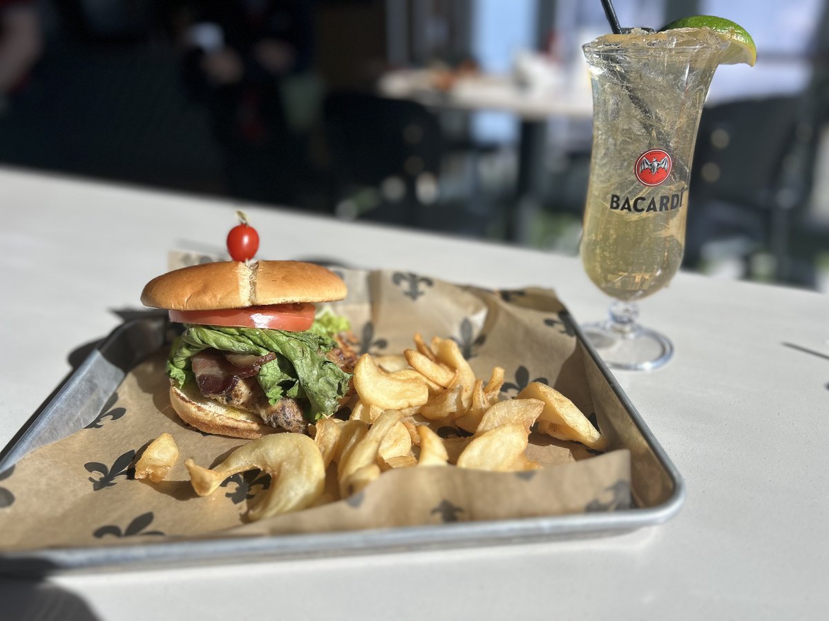 Mville_BC's tweet image. Get ready, sports fans! ESPN Bet's April special is here - unwind with a mouthwatering grilled chicken sandwich and their unique 'rain delay' drink. You won't want to miss this! 🥪🥤🎉 #AprilSpecial #RainDelay #ESPNBET