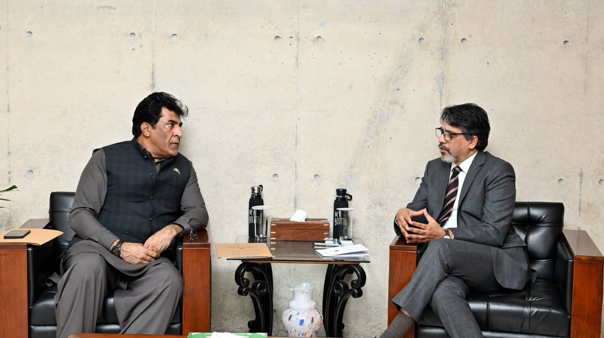 SyedMaroofHC's tweet photo. Called on Foreign Secretary, H.E. Ambassador Md. Jashim Uddin yesterday. We discussed the regional situation, reviewed bilateral relations, and followed up on the Sixth Round of FSLC held on 17 April. 🇵🇰🇧🇩 https://t.co/x5nAwhSwZ8