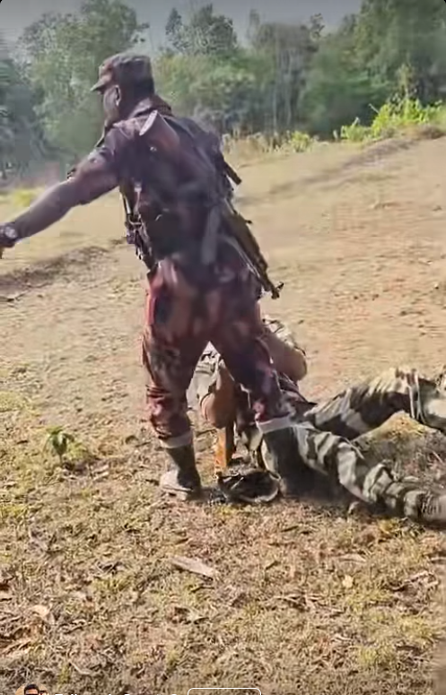 arhridoy65's tweet photo. India's Border Security Force personnel begging to Border Guard Bangladesh (BGB) soldier. This is the true face of Modi's children. What a shame!! 

#IndianArmy 
#Bangladesharmy
#PakistanArmy
#Kashmir https://t.co/CFcl7z5JQO