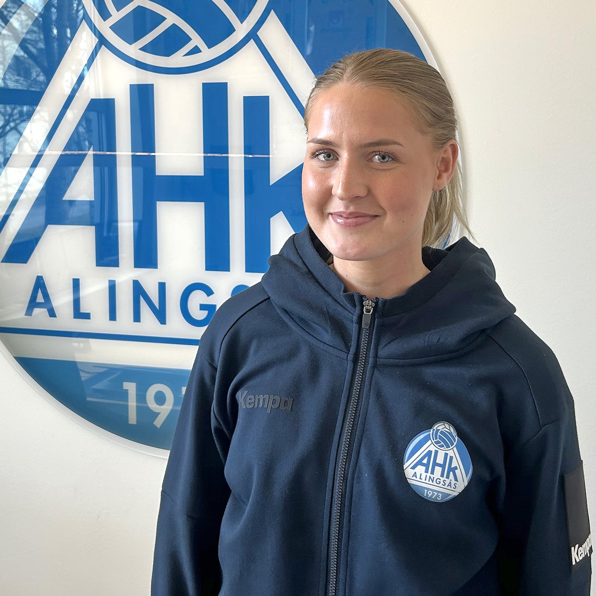 Lärlingskontrakt för Mira Arvidsson

Niometersspelaren Mira Arvidsson har skrivit på ett lärlingkontrakt med damlaget.

Läs mer på hemsidan:
ahk.nu