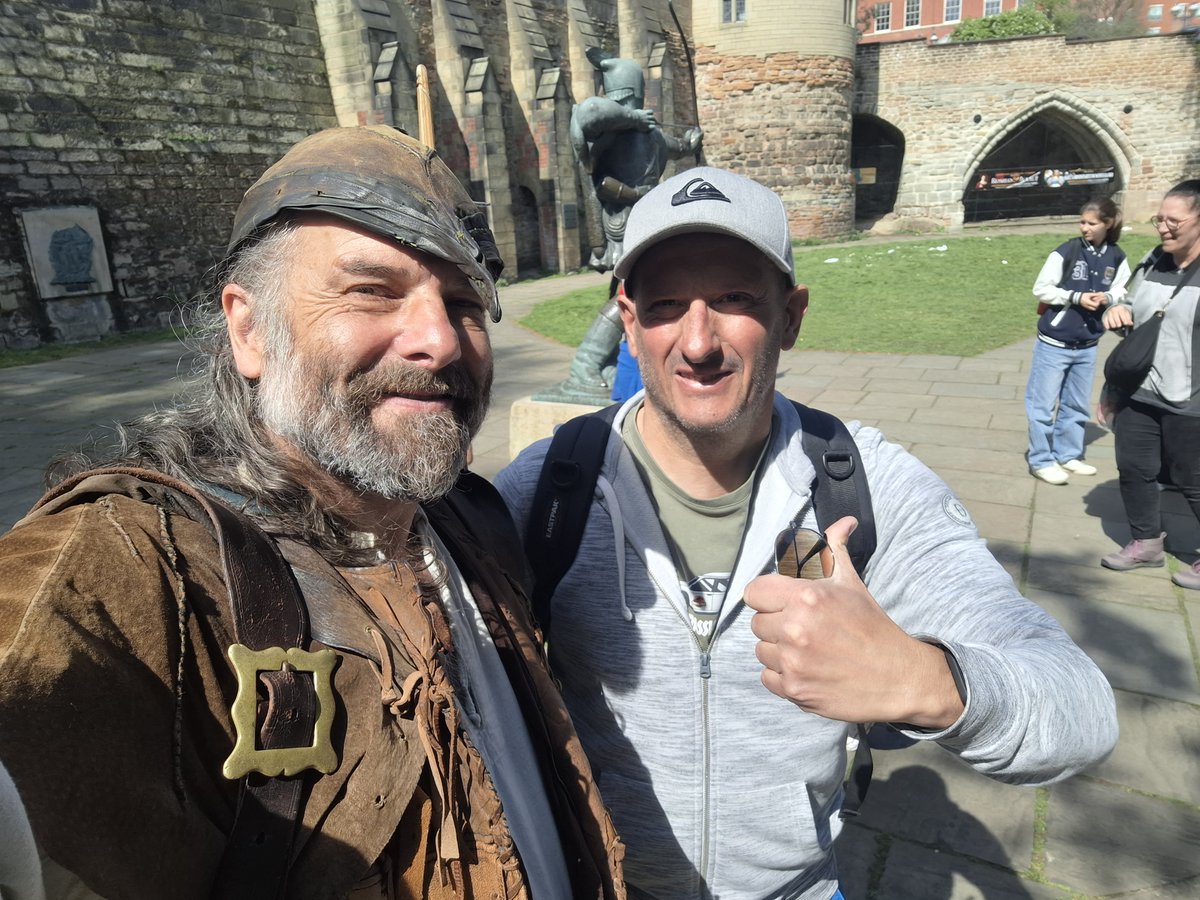 EzekialBone's tweet image. 'Nova stella, novus rex' 1066⚔️Around 50 young French kids basked in the sun on a quest around #Nottingham for #Robinhood 🏹 Cool to be working with their leader Mathieu again whose translation had great impact. Top day!👍 Thanks @PGTrips_Asso 🏹 @VisitNotts @NottinghamHost 🏹