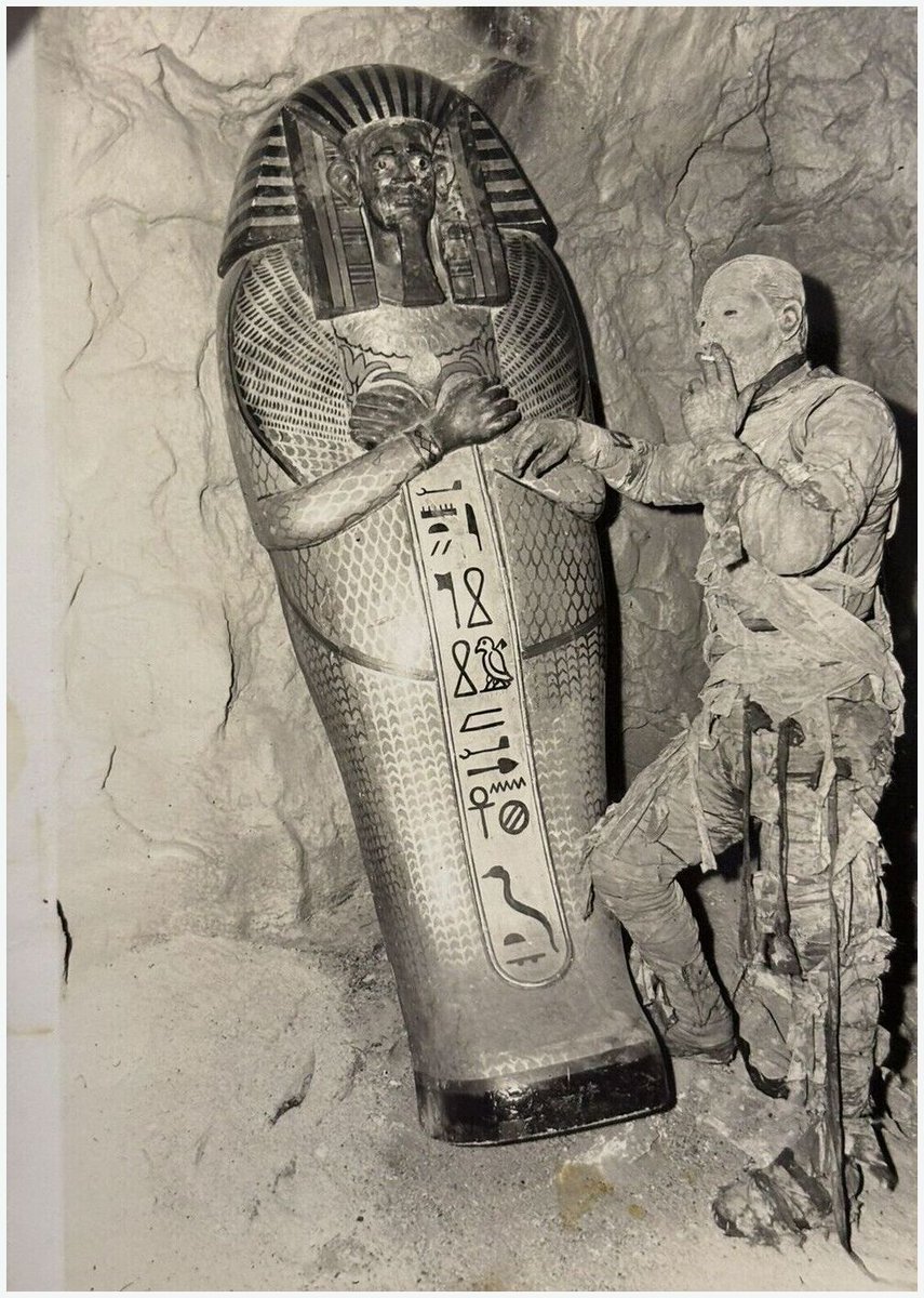 Tom Tyler on the set of the MUMMY'S HAND (1940)
#retrohorror