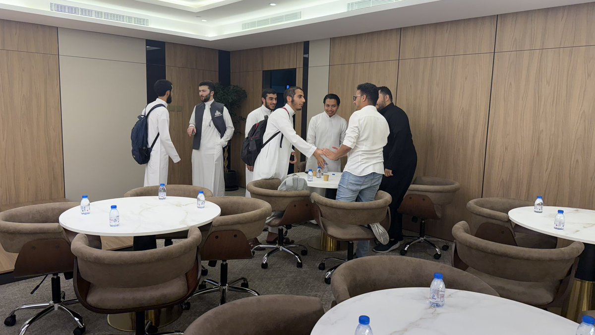 ها نحن ذا نستقبل الحضور الكريم لهاكاثون القائد الاجتماعي…. كل منهم يظهر أمارة من أمارات القيادة لكن من يسعها لها سعيها ويجمعها من كل أطرافها اليوم منهم؟!