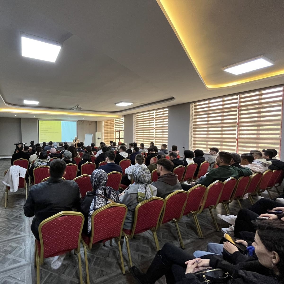 Konbeltaş iş birliğiyle, 3 günlük farkındalık eğitimimizi tamamladık. 🤝

Otizmi olan bireyler ve ailelerinin sosyal yaşamda daha konforlu deneyimler yaşayabilmesi için, Konbeltaş bünyesindeki kafe ve restoran çalışanlarına yönelik özel bir eğitim programı düzenledik.

Katkıları