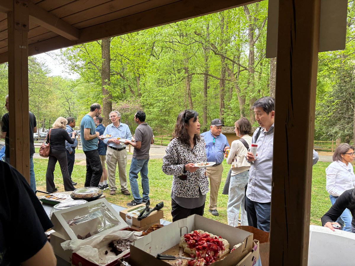 NEIDirector's tweet image. We love our staff at @NatEyeInstitute @NIH!
Here are some photos from recent events to celebrate the incredible work they've done toward our mission of eliminating vision loss & improving quality of life through vision research.
