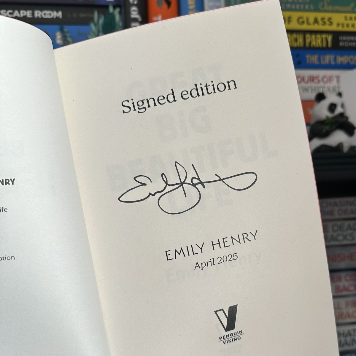 📚📮#BookPost📚📮

Eeeek! She’s arrived and just look how beautiful she is!😍

Couldn’t resist ordering #GreatBigBeautifulLife by #EmilyHenry from <a href="/eason/">Easons</a> - a beautiful trade paperback version with red spredges &amp; also signed!🥰

Very excited to read this soon!📖

#BookTwitter