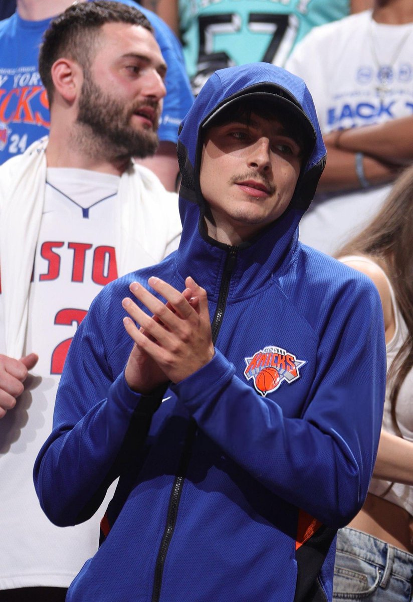 timotheeupdates's tweet photo. More of Timothée Chalamet at the Knicks game on April 24. https://t.co/b2UpBjXJSk