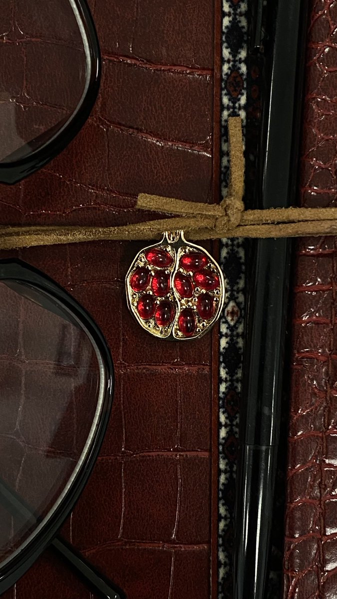 loeysmiffy's tweet photo. a pomegranate girl journal https://t.co/zDkH9RLiBi