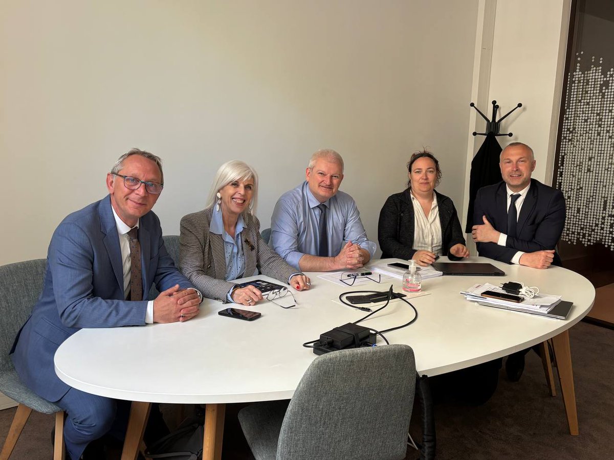 Brigitte Liso (@brigitte_liso) on Twitter photo 🏛️Dernière ligne droite en <a href="/AN_AfSoc/">Commission des affaires sociales</a> pour examiner la proposition de loi relative à la fin de vie.
Avant de rentrer en commission petit point avec les rapporteurs thématiques et le Rapporteur Général.
Fin des travaux : vendredi minuit ! 🌙
#DirectAN 🏛️Dernière ligne droite en <a href="/AN_AfSoc/">Commission des affaires sociales</a> pour examiner la proposition de loi relative à la fin de vie.
Avant de rentrer en commission petit point avec les rapporteurs thématiques et le Rapporteur Général.
Fin des travaux : vendredi minuit ! 🌙
#DirectAN