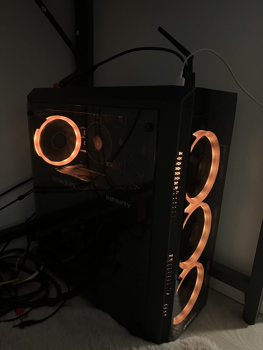 Je vous présente mon nouveau bijou ( faites pas gaffe aux câbles c’est une galère mdr )