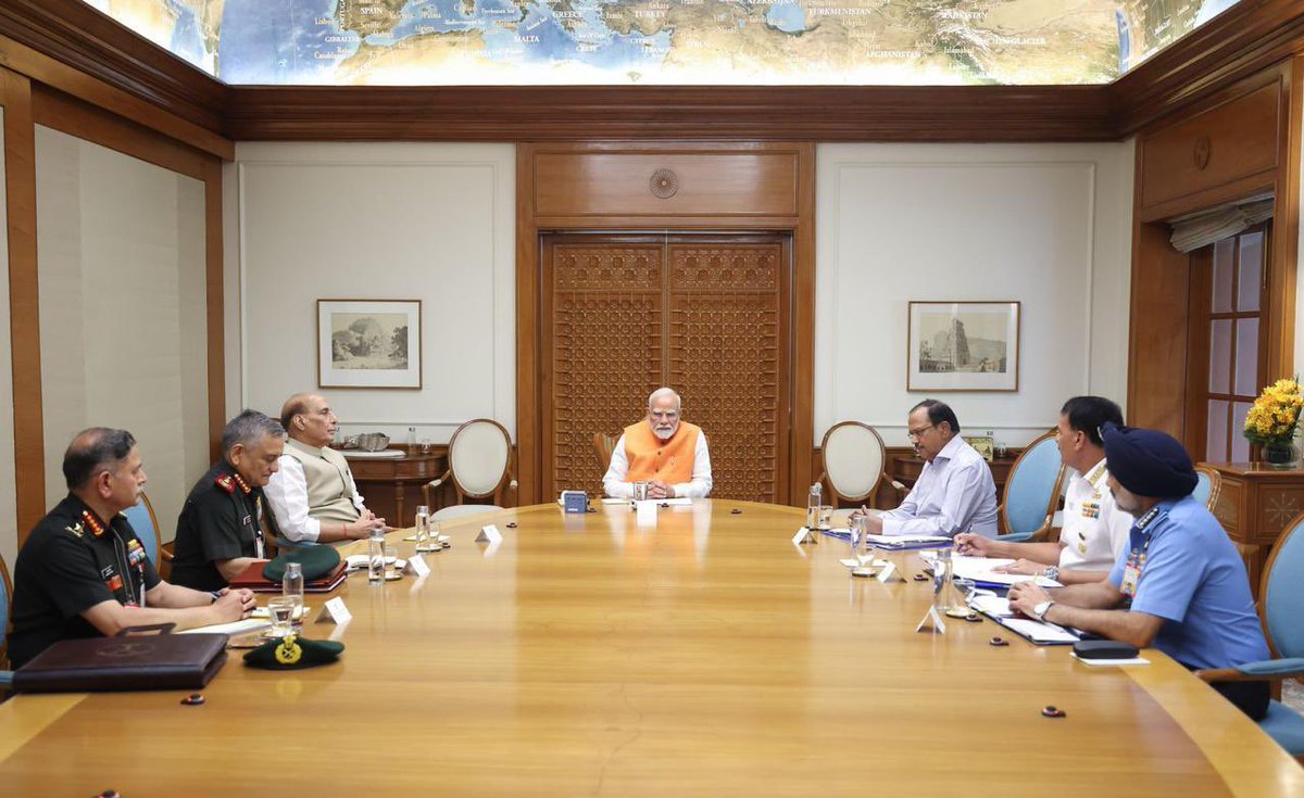kuldeepyatharth's tweet image. सरकार एक्शन मोड में!
तीनों सेना प्रमुखों समेत रक्षा मंत्री @rajnathsingh एवं अजीत डोभाल रहे मौजूद...
@RSSorg प्रमुख मोहन भागवत PM आवास पर उपस्थित..
#PahalgamTerroristAttack #wethenation