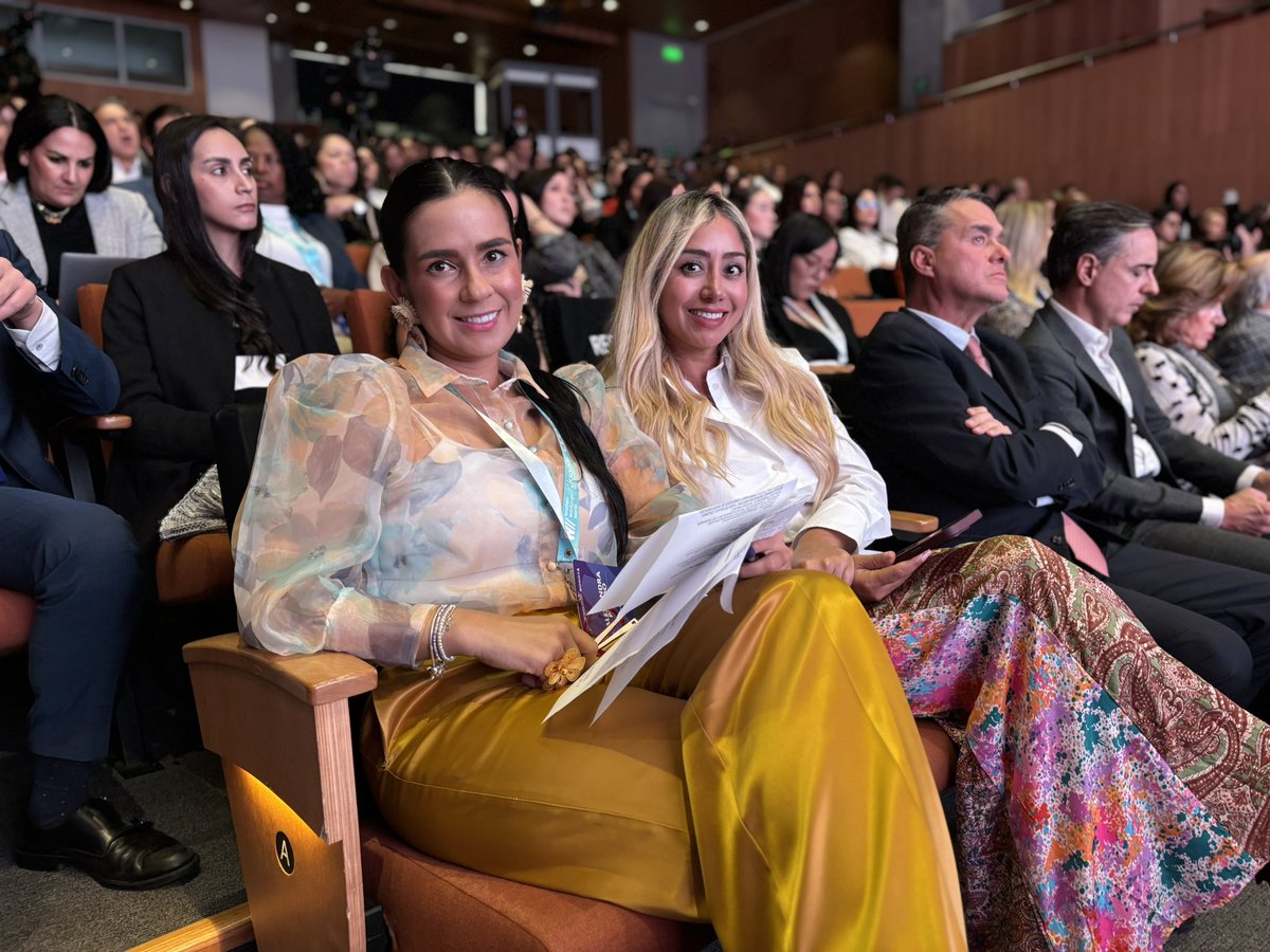 MujerGeneroCund's tweet photo. Cerrar brechas es posible cuando se fortalece el talento de las mujeres. En el Foro #WW4W, Alexandra Pulido, gestora social de #Cundinamarca nos inspira con su labor en las Casas Sociales de la Mujer, espacios donde florecen habilidades, liderazgos y sueños que transforman. 🙋‍♀️✨ https://t.co/GxGKcPpPM5