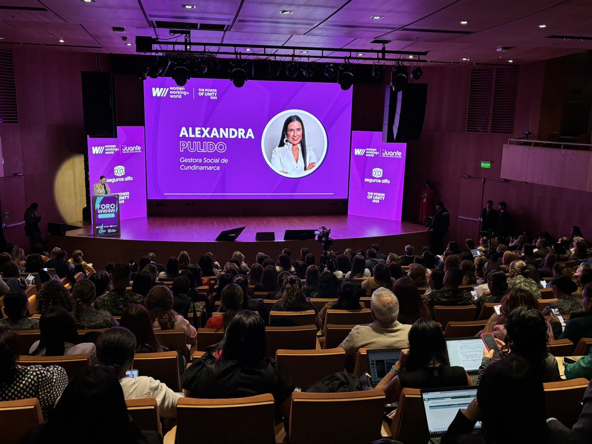 MujerGeneroCund's tweet photo. Cerrar brechas es posible cuando se fortalece el talento de las mujeres. En el Foro #WW4W, Alexandra Pulido, gestora social de #Cundinamarca nos inspira con su labor en las Casas Sociales de la Mujer, espacios donde florecen habilidades, liderazgos y sueños que transforman. 🙋‍♀️✨ https://t.co/GxGKcPpPM5