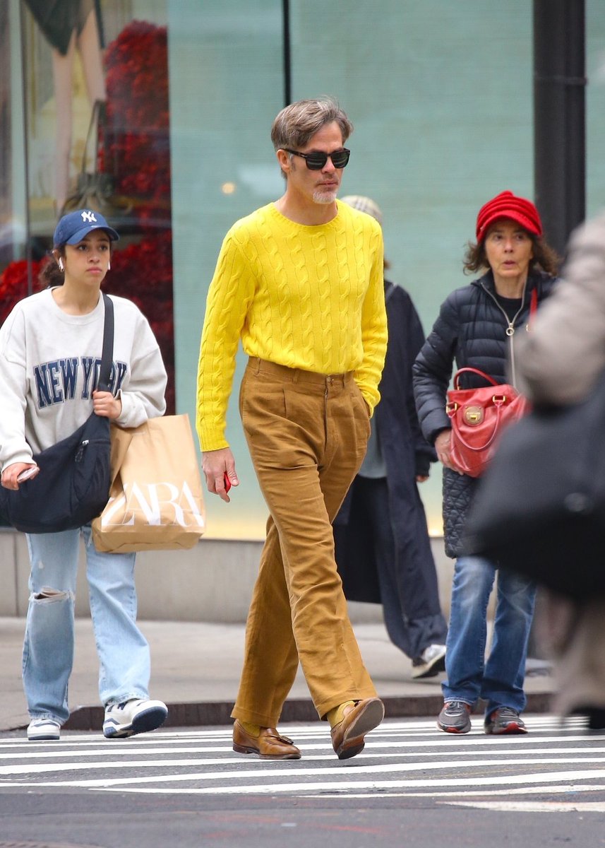Chris Pine ระหว่างออกมาทำธุระส่วนตัวใน New York เมื่อวันที่ 4 มีนาคมที่ผ่านมา

และนี่ยังถือเป็นการปรากฏตัวในลุคเนี๊ยบๆ ครั้งที่ 2 ของปี 2025 อย่างเป็นทางการ เพราะถูกปาปาจับภาพได้  ‼️