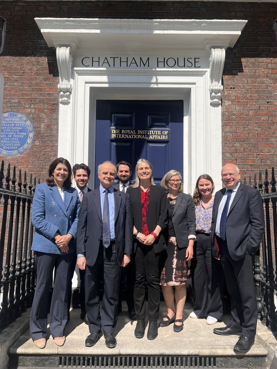 Leslie Vinjamuri (@londonvinjamuri) on Twitter photo A select few of our participants from what was a very engaging and insightful meeting <a href="/ChathamHouse/">Chatham House</a> on the U.S. and UK. Thanks to Peter Watkins, Fiona Hill, <a href="/LawDavF/">Lawrence Freedman</a>, <a href="/natsecHeather/">Heather Hurlburt</a> (and the many other excellent participants in this meeting) A select few of our participants from what was a very engaging and insightful meeting <a href="/ChathamHouse/">Chatham House</a> on the U.S. and UK. Thanks to Peter Watkins, Fiona Hill, <a href="/LawDavF/">Lawrence Freedman</a>, <a href="/natsecHeather/">Heather Hurlburt</a> (and the many other excellent participants in this meeting)