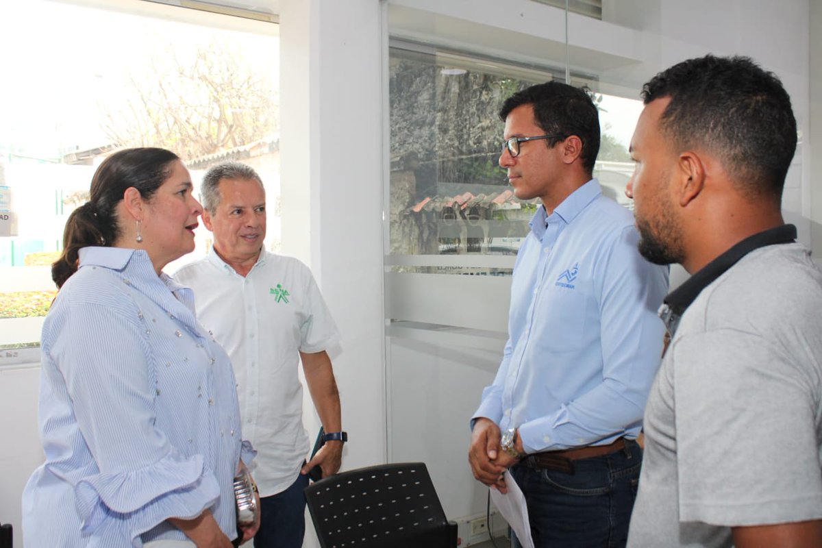SENAenBolivar's tweet photo. @SENAComunica @jaimetorradoc @CancilleriaCol @EmbajadaColDE @velezc_nelson Durante el recorrido en el Centro Petroquímico, la comisión alemana visitó los ambientes de Construcción, Trabajo Seguro en Altura, Soldadura, CNC, la Agencia Pública de Empleo y Emprendimiento de @SENAenBolivar, conociendo el proceso formativo y fortaleciendo lazos. #AliadosSENA https://t.co/rKxu6sTRe3