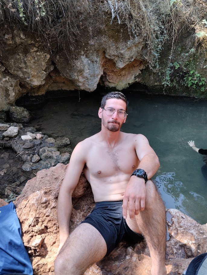 יש כמה קווים מחברים אצלנו במשפחה.
אחד הבולטים שבהם הוא ההומור.
יש שני כללי אצבע- כל דבר הוא מצחיק בפוטנציאל, ואם הוא כבר מצחיק- אז עדיף שיהיה מתובל בציניות.
היית אלוף בזה.
במהלך השבעה והשנה וחצי האחרונות שמענו עליך הרבה סיפורים.
הרבה צדדים שהכרנו בך, הרבה גם שלא. >>