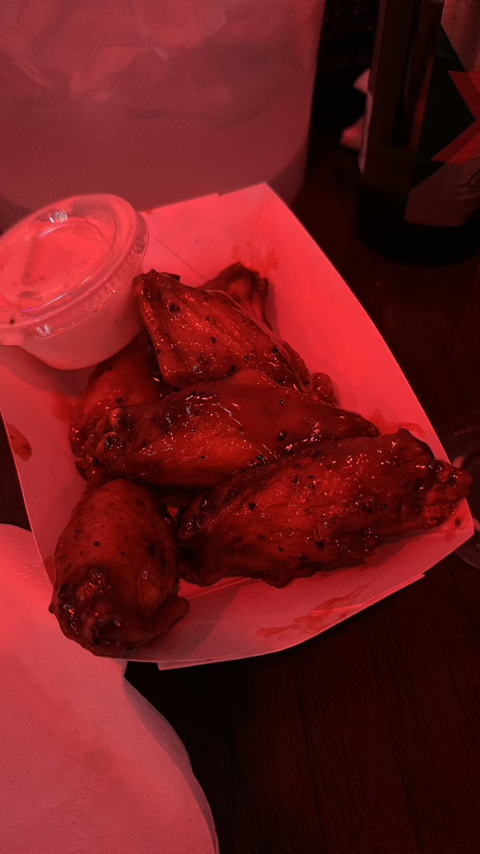ihysosa's tweet image. 6 wings for $2 all night, ima be here til dawn