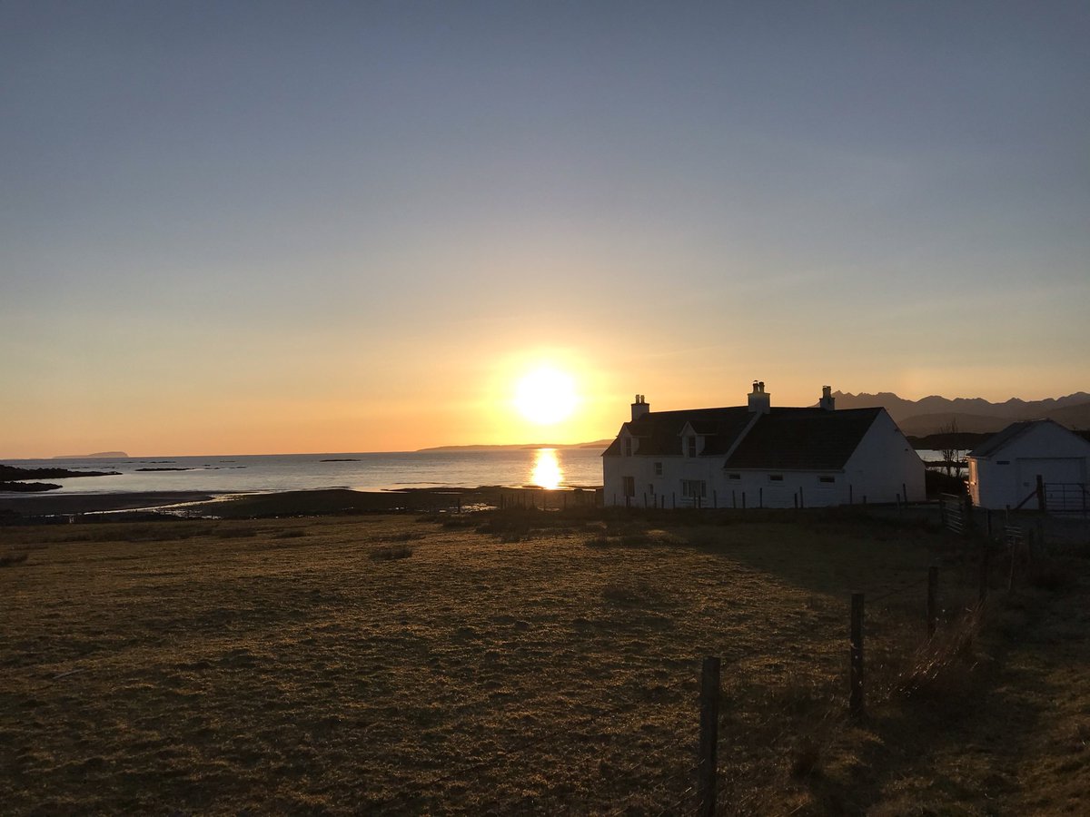 Gillean beach sunset - Isle of Skye #Scotland 🏴󠁧󠁢󠁳󠁣󠁴󠁿<a href="/ThePhotoHour/">#ThePhotoHour</a> <a href="/StormHour/">#StormHour</a> <a href="/VisitScotland/">VisitScotland</a>
