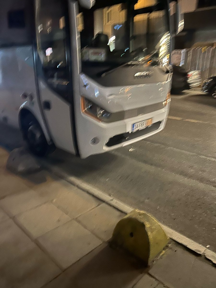 avikbalgorunus's tweet photo. 9 nisan 2025 chp şişli mitingindeki gözaltı araçları. plakalara bakın.

poliste bant yoksa bu araçların plakalarını kim bantlıyor? ne yapacaksınız, gözaltına aldığınız insanları mı kaçıracaksınız? https://t.co/9lKzi5ayio