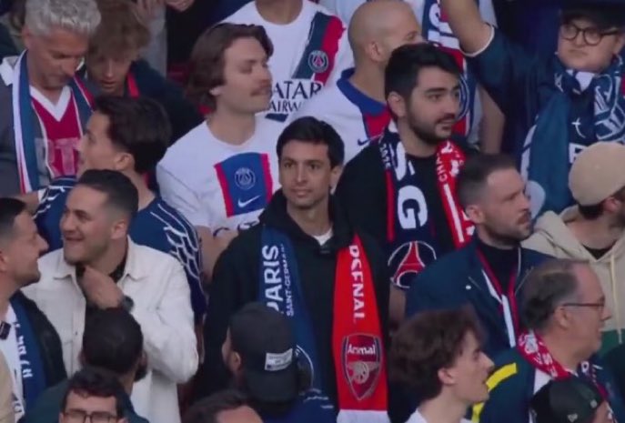 Il pourrait être au chaud en tribune présidentielle avec Nasser, mais non, Pastore en parcage avec les supporters parisiens. 

N'oublions pas qu'il est la première recrue phare de l'histoire du PSG et qu'il reste dans le cœur de nombreux supporters parisiens !!!