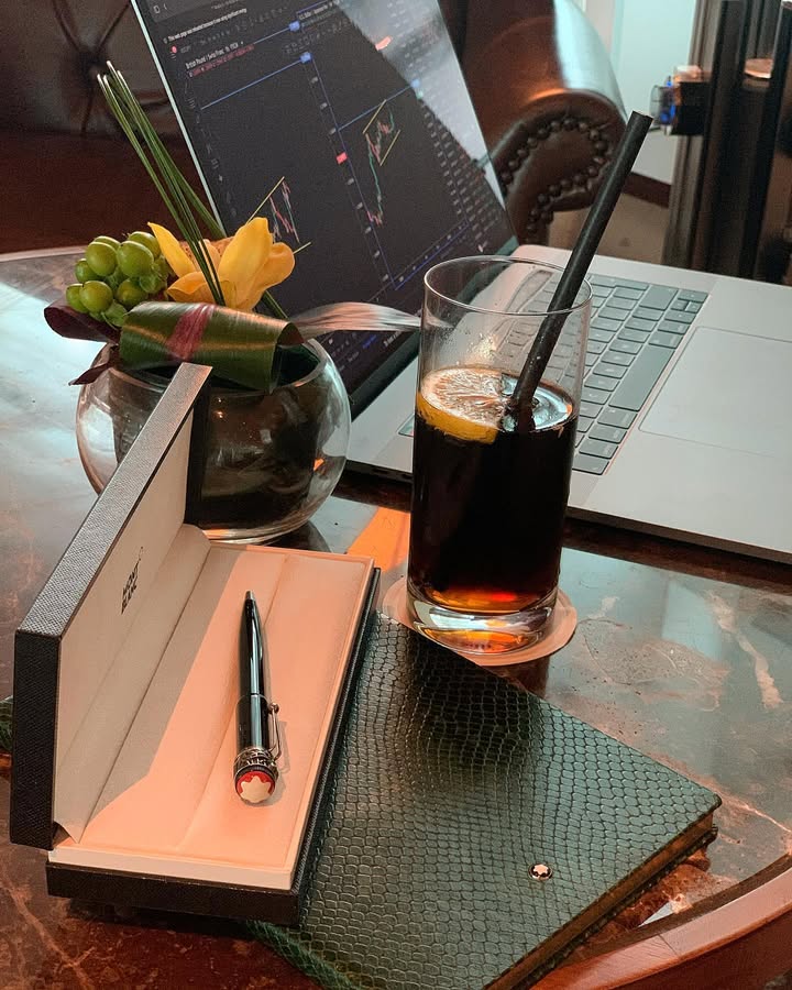 ClintonJake986's tweet image. Successful trip both business &amp;amp; pleasure🇦🇪 

Recharged would be an understatement, business end of the year - let’s go 🚀

P.S. - It wouldn’t be a dubai trip without securing a new mont blanc and journal 😉