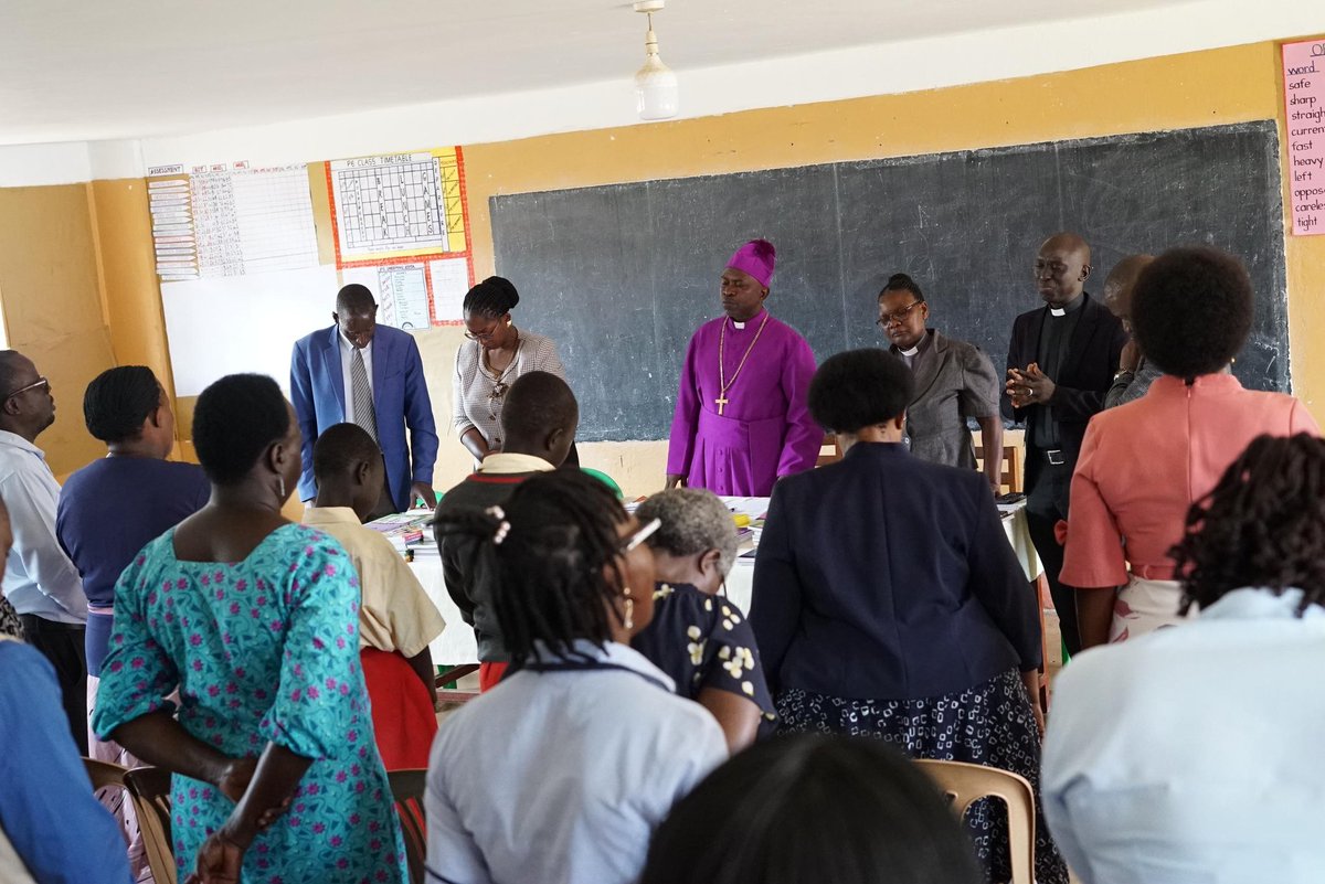diocese_kampala's tweet image. In a heartwarming demonstration of faith in action,@allsaintskla has donated textbooks worth UGX 5.1 million to Kiwuliriza Primary School under the theme Transforming Community Through Education.