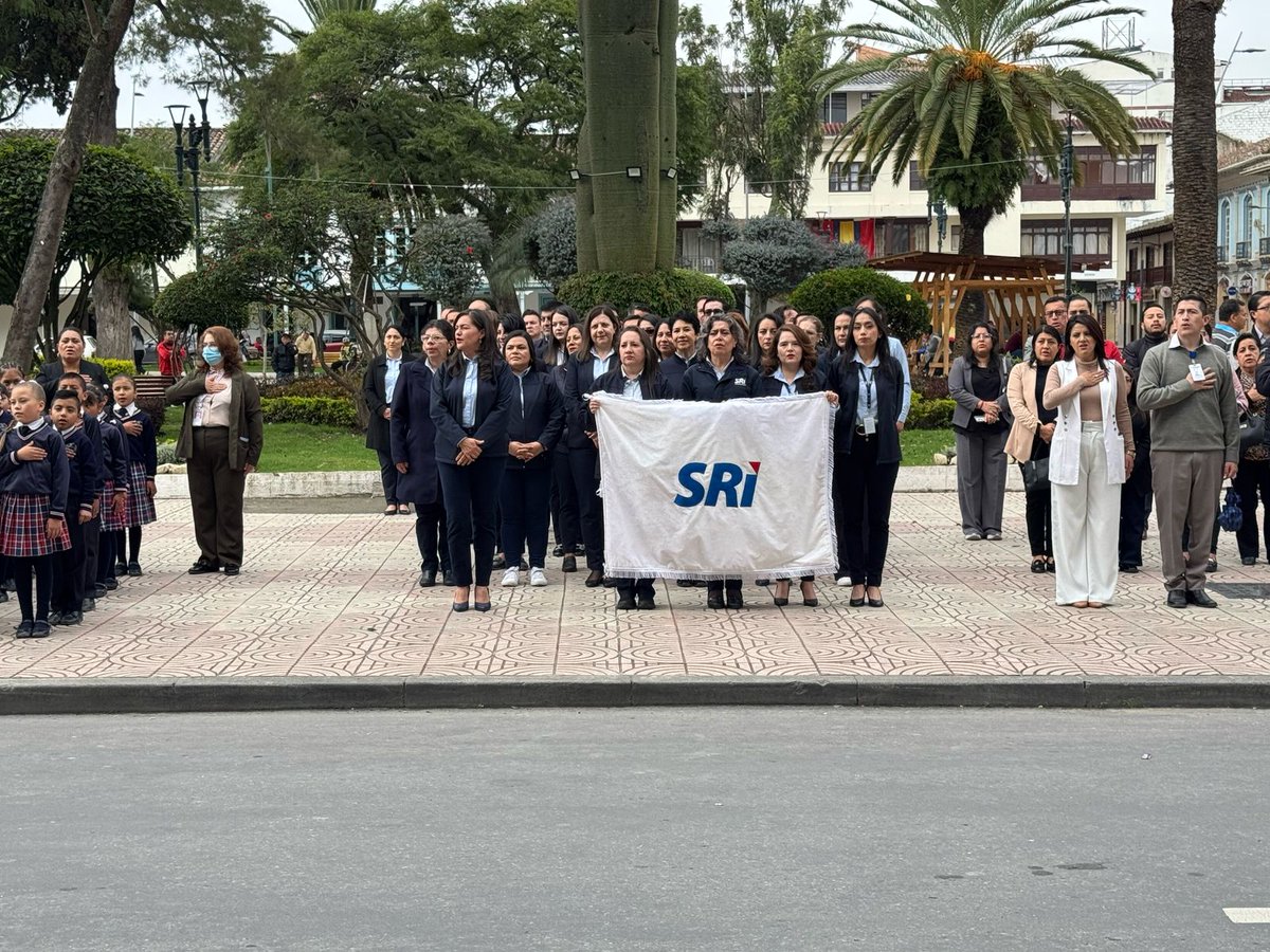 SRIoficialEc's tweet photo. .@JairMogrovejo, director #SRIzonal7, y los servidores de Loja del SRI, partiparon en un acto cívico organizado por el @MunicipioDeLoja.

Durante el evento, se reiteró la importancia de una contribución responsable para construir un futuro más justo y sostenible.

#ElNuevoEcuador https://t.co/bfO0zJNg9t