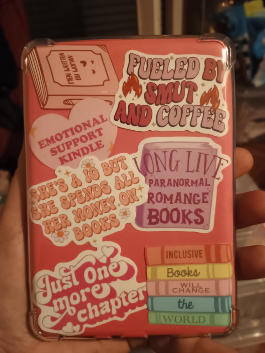 chaptersofizuku's tweet image. //admin made her kindle pretty and pink!!