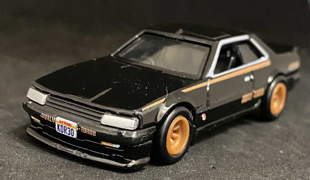 jyonagino's tweet photo. ホットウィール｢KDR30 スカイラインRS｣
6代目スカイラインだったかな？この黒に金ラインは初めてだけど純正？黒金ラインはカッコイイですね〜(●´ω`●)
渋いRSが更に渋く見える！！
#ホットウィール
#スカイラインRS
#KDR30 https://t.co/XZf72tqSTq