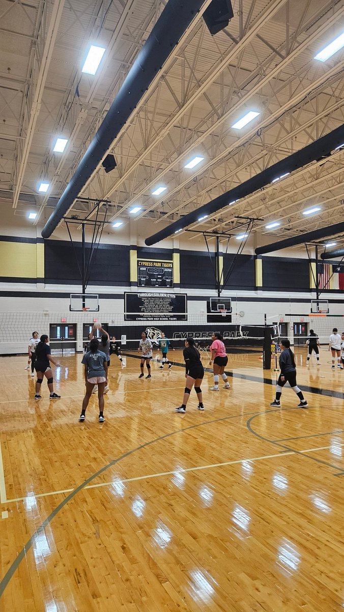 Love seeing so much volleyball on a Tuesday!

#opengym #cyparktigers #volleyball #riseup