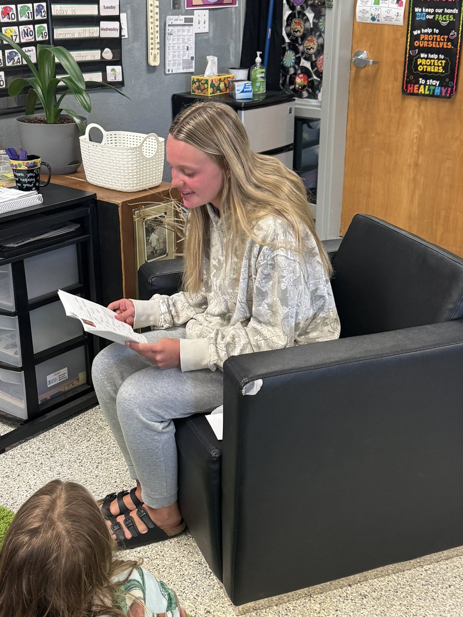 MrsO2ndGrade's tweet photo. Lilly and Madison stopped by today to get their letters.  We had fun listening and catching up with them.  Wishing you both all the best! 💚 #seniorletters #osagegreendevils https://t.co/ts12xxG4yG