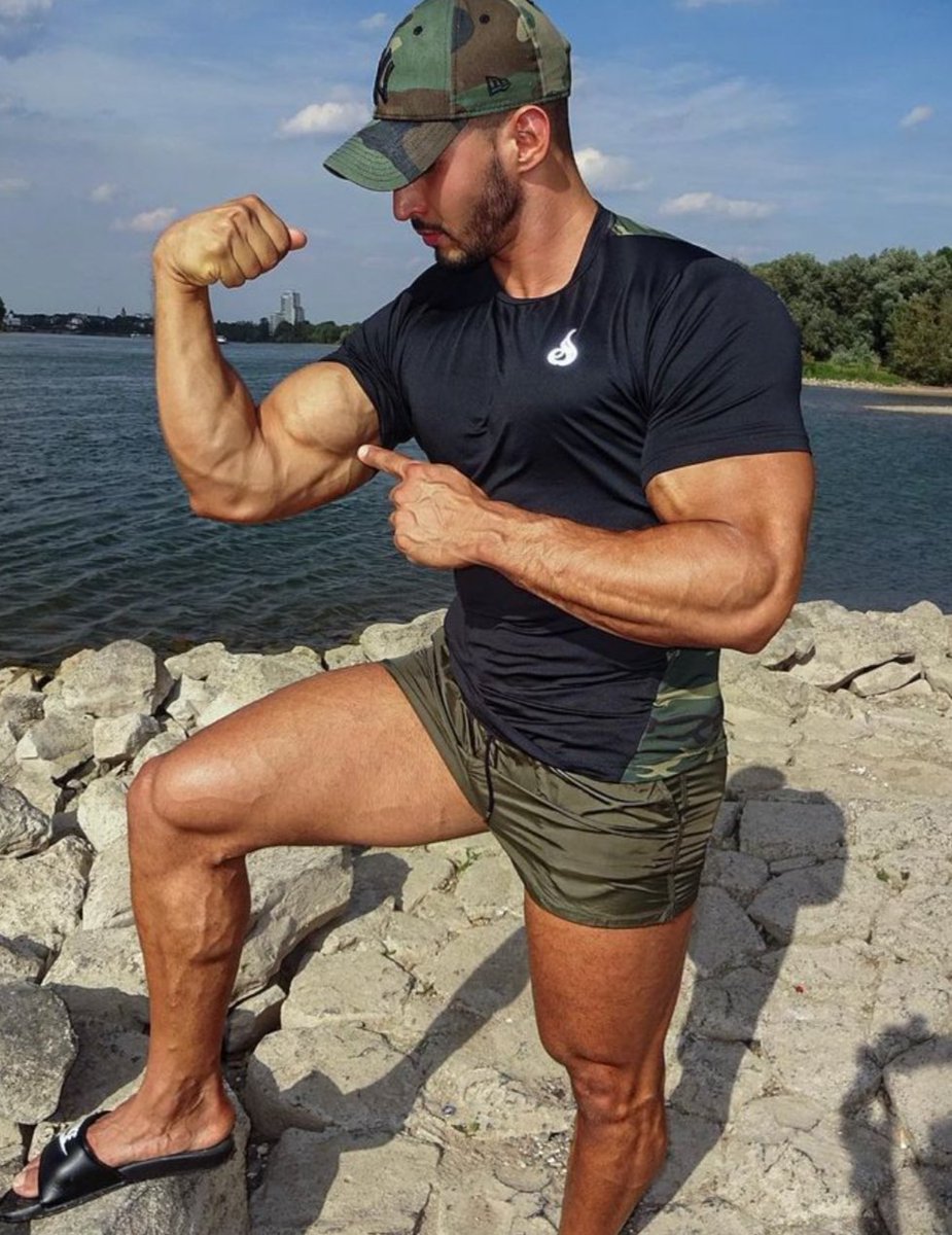 alphamaster02's tweet image. My bicep puts pressure on your brain and makes you weaker and weaker 🥵💪😈