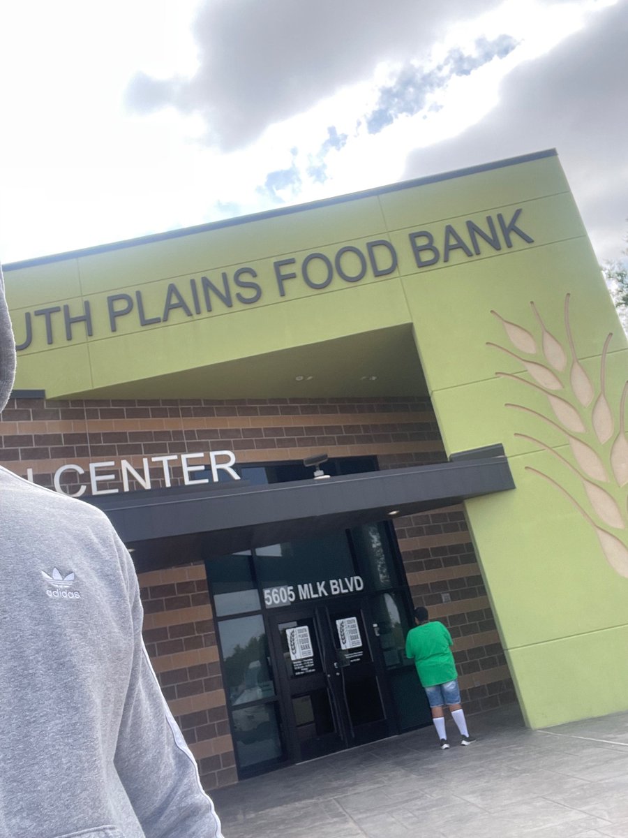 height_romello's tweet image. Another stop at South Plains Food Bank passing out food to the elderly🤞🏽 @MatadorClubOrg