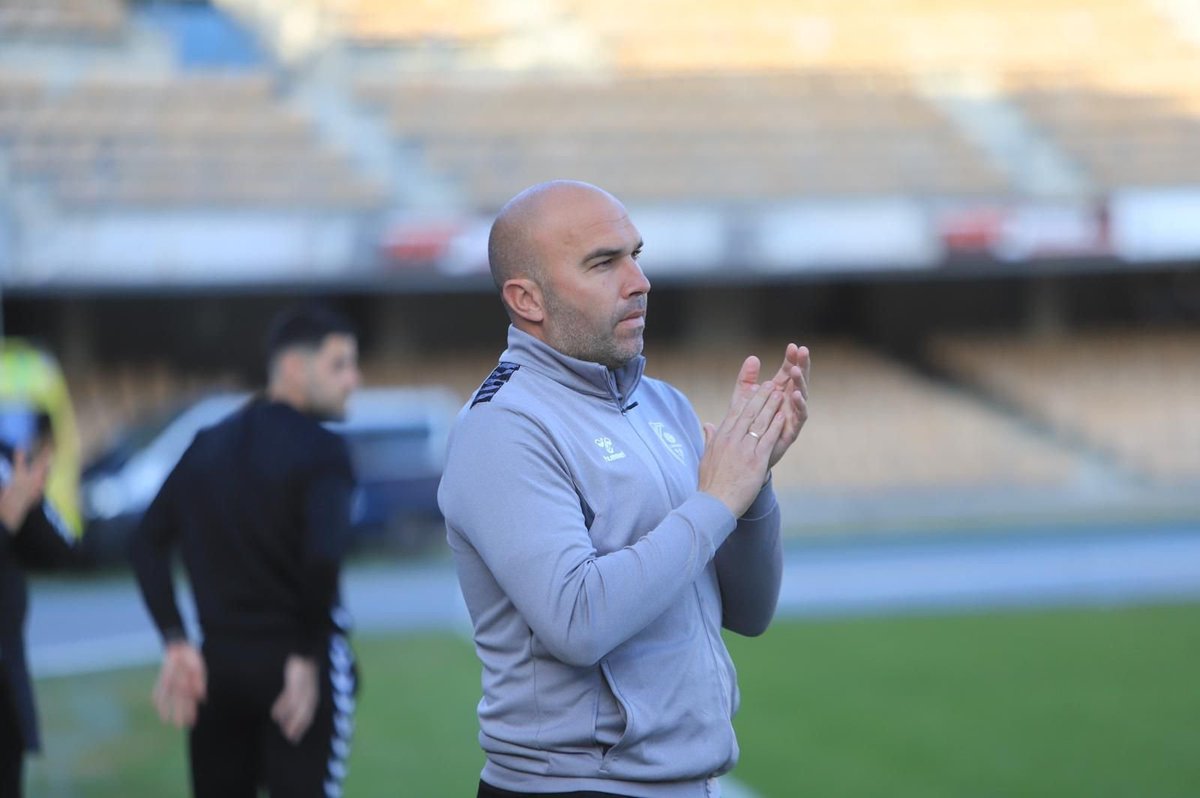 elpelotazocsr's tweet photo. ⚽️ ¡Hablamos con Diego Galiano, entrenador del @CAAntoniano!

👏 "Nadie nos esperaba en el play-off de ascenso. Estamos muy felices. Esta situación es una maravilla y ha sido gracias al gran trabajo"

📻 Escucha aquí su entrevista ▶️ https://t.co/U1cOvXBuI7 https://t.co/6yXtEw1De7