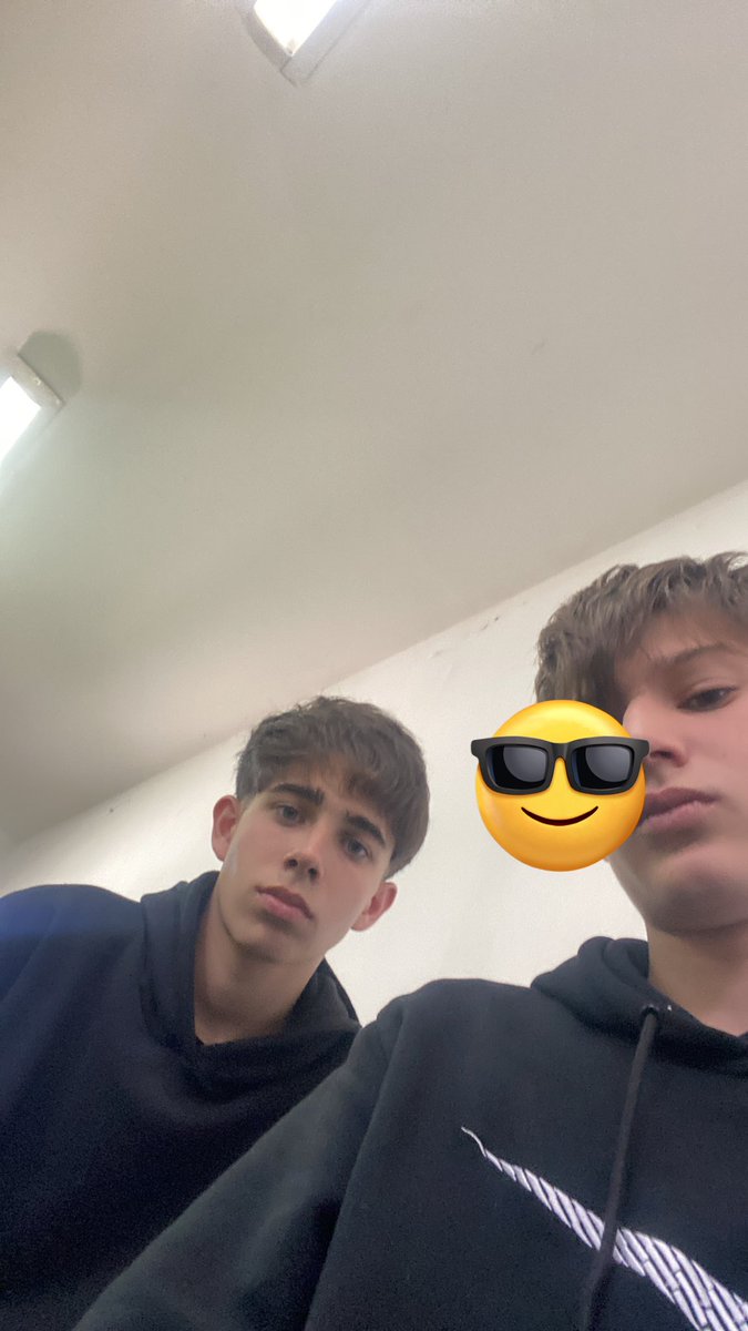 Lautiggz_'s tweet photo. le robaron el celular al pibe…🤏🏽😅😅 https://t.co/rsTB2rza9z