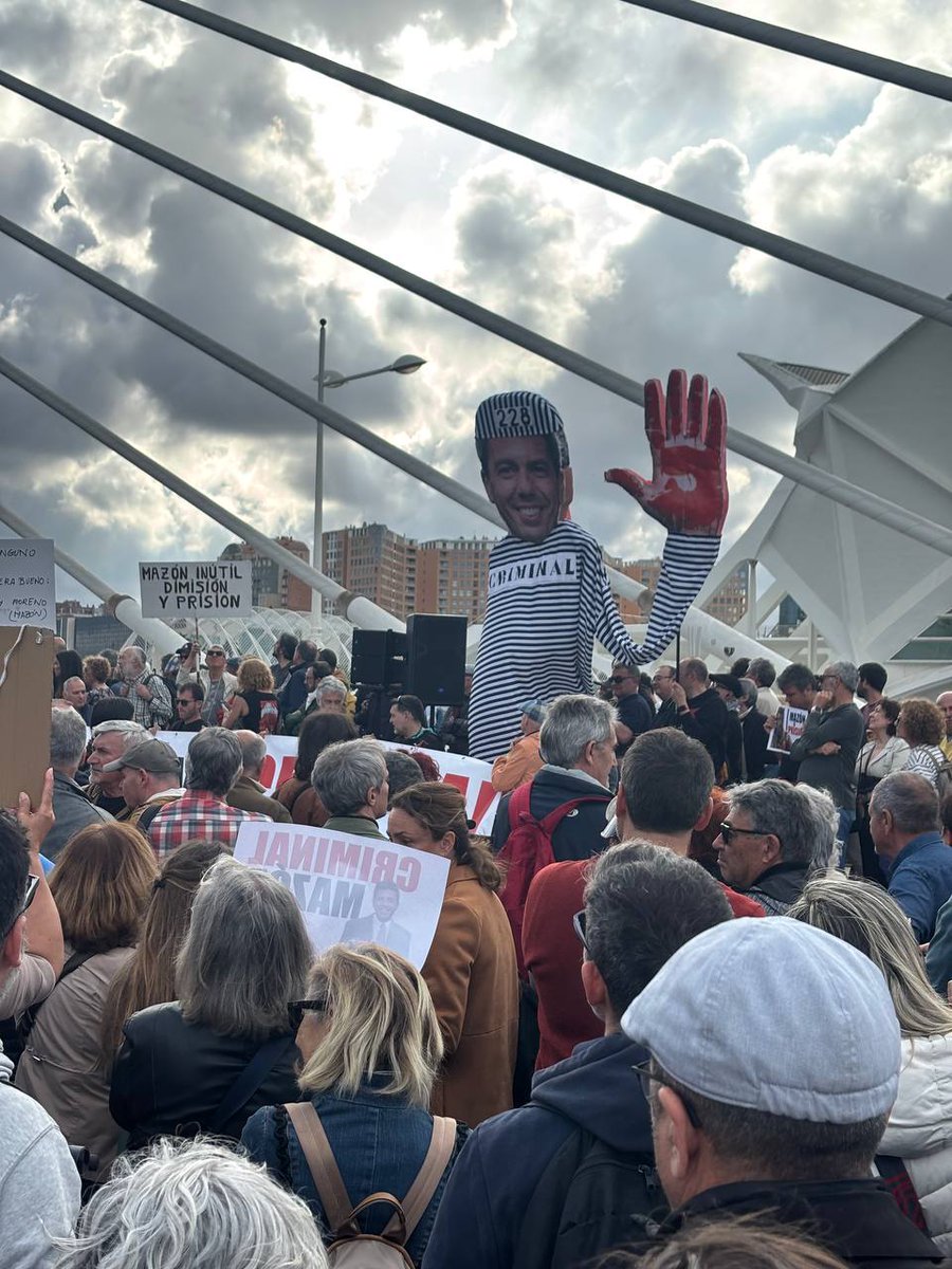 MonsonisCarlos's tweet photo. Ahora mismo frente al congreso del PP europeo en València. 

El pueblo valenciano dejando claro que no tolera más insultos del PP. https://t.co/FeOA5zVmEK